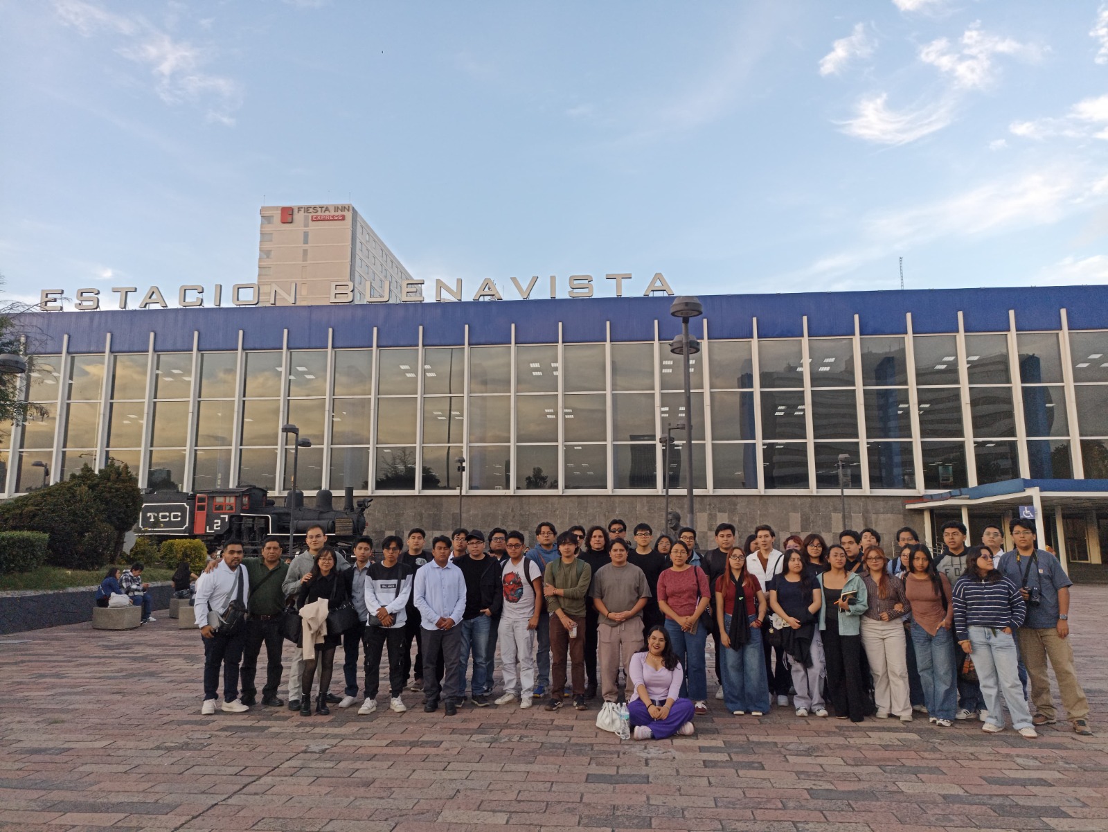 Participantes del Concurso Conexión Buenavista 2026 frente a la Estación Buenavista