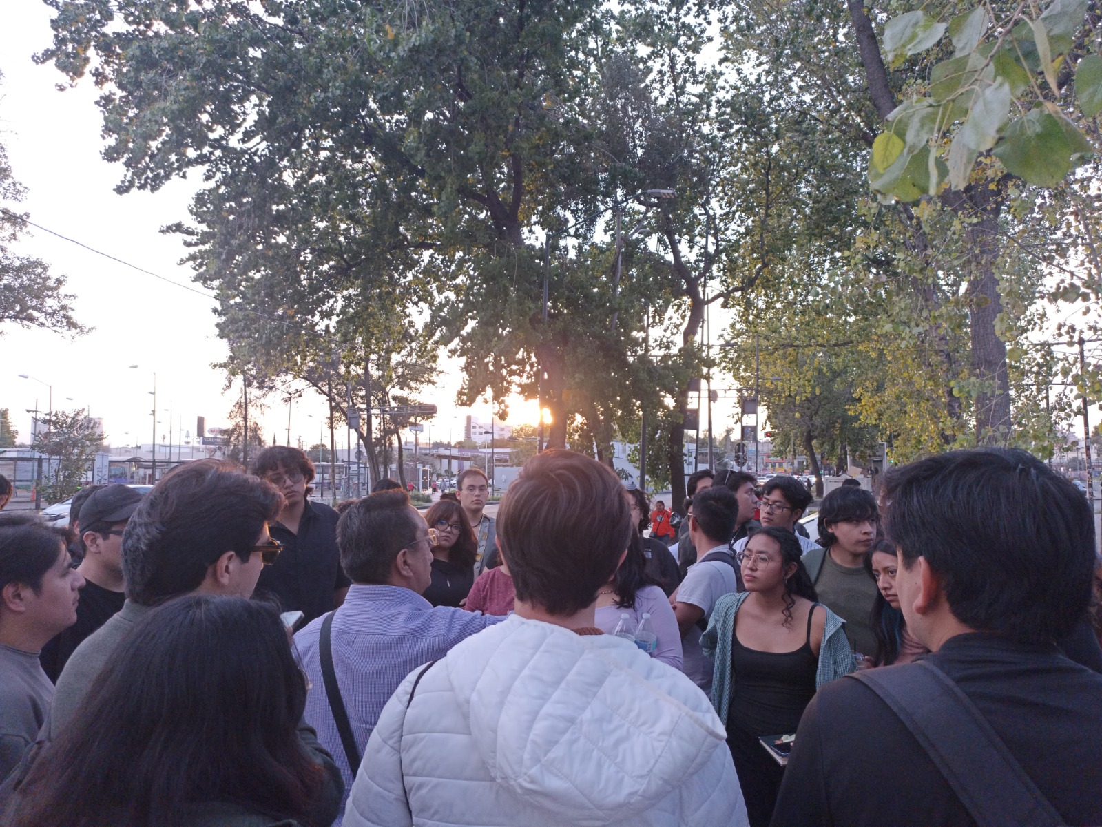 Estudiantes y docentes durante el reconocimiento del entorno urbano de Buenavista