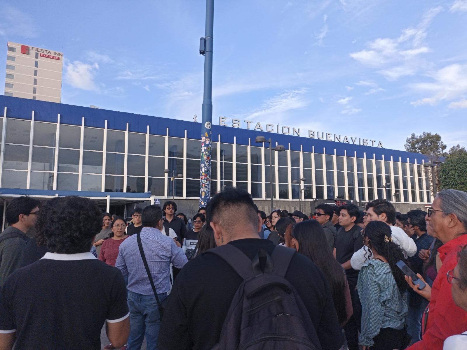 Grupo de participantes analizando el nodo de conexión de Buenavista