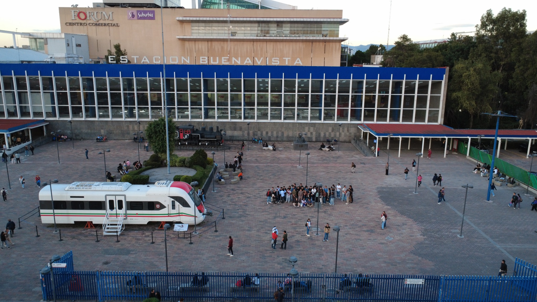 Vista aérea de la explanada y la Estación Buenavista durante el recorrido
